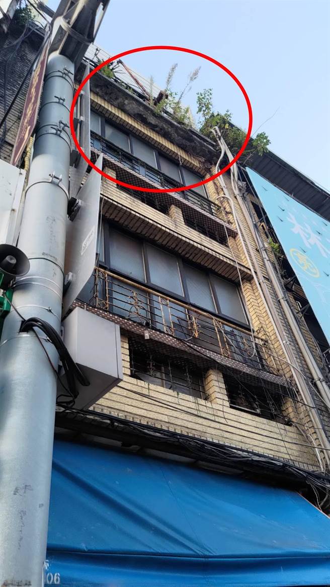 民生西路一處老舊公寓水泥外牆掉落。（翻攝畫面）
