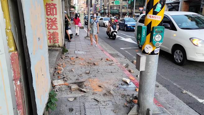 老舊公寓水泥外牆掉落砸傷路過民眾。（翻攝畫面）