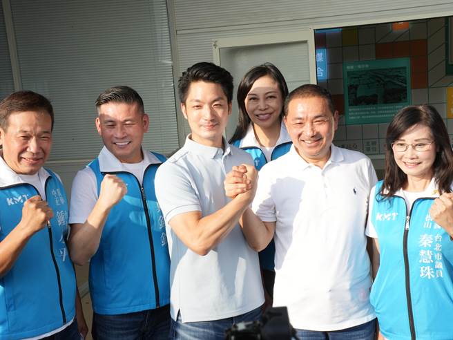 國民黨台北市長參選人蔣萬安2日下午前往新北市的新泰塭仔圳故事館參訪，也首度與新北市長侯友宜合體同台，侯友宜大讚蔣萬安認真、務實、努力，並透露雙方早已針對共同政見進行溝通。(黃敬文攝)