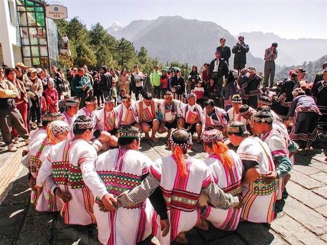 玉管处人员与布农族一直是守护玉山的好伙伴。（玉管处提供／杨静茹南投传真）