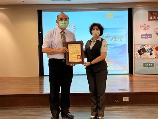 《玉山烟云》获国史馆颁发「文献书刊—推广性书刊类」佳作，玉管处长卢淑妃代表受奖。（玉管处提供／杨静茹南投传真）