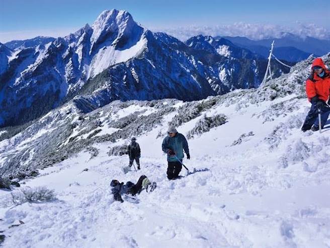 玉山巡查员工作包罗万象，雪地行走是必备技能。（玉管处提供／杨静茹南投传真）