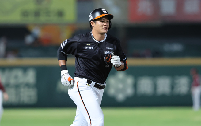 统一狮施冠宇敲出生涯首轰。（统一狮提供）