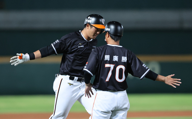 统一狮施冠宇敲出生涯首轰。（统一狮提供）