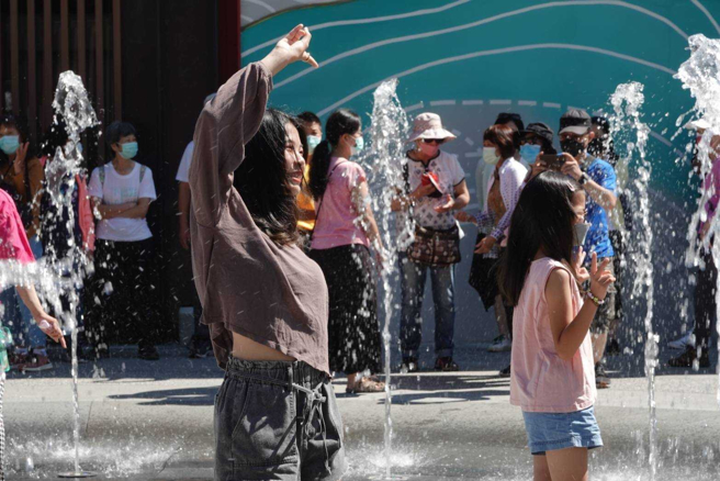 各地天氣高溫穩定，吸引不少民眾外出。（示意圖，黃子明攝）