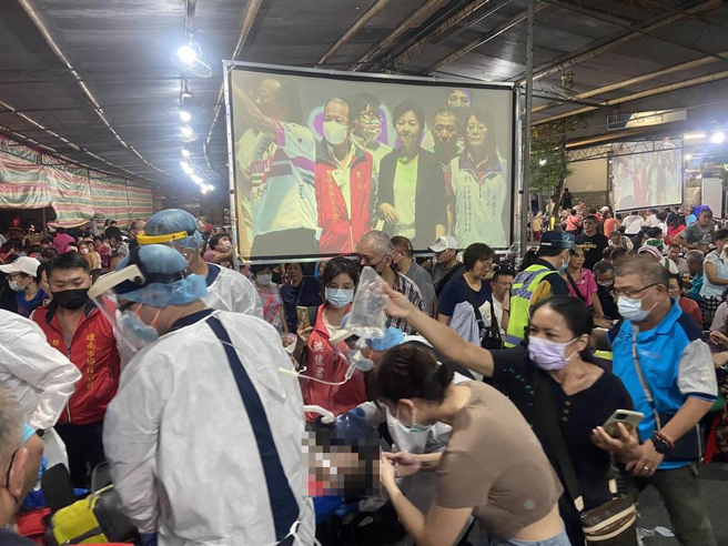 台北市环南综合市场摊商联谊晚会，晚间约8时许，一名49岁男子用餐到一半突然昏倒，现场救护人员急救。（陈薏云摄）