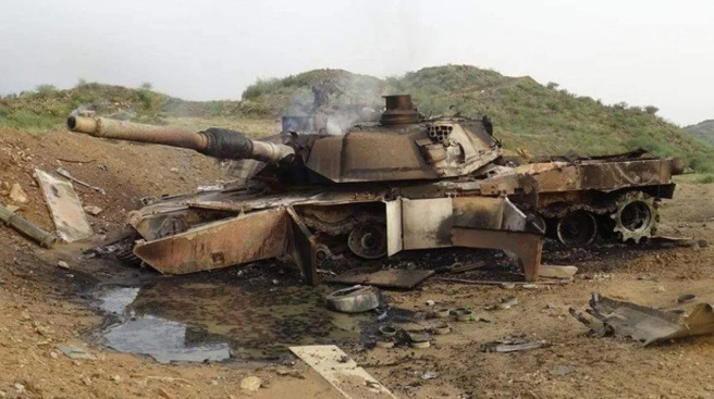 世上没有无敌坦克，即使以防护力着称M1艾布兰，也在反恐战争期间遭击毁。(图/Twitter)