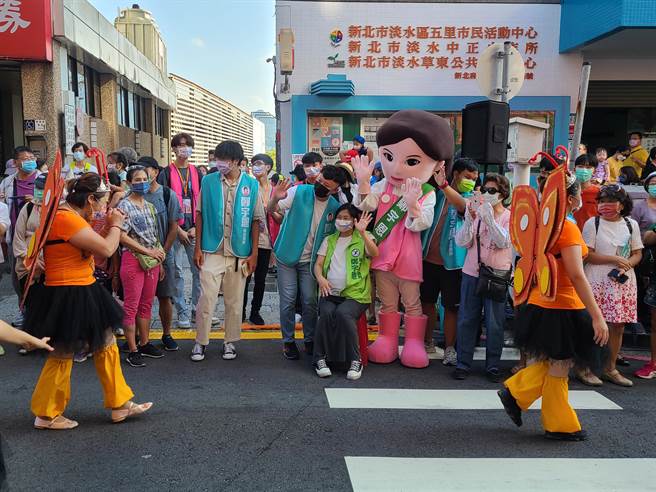 年底选战将近，新北市议员郑宇恩虽然目前天天挺着大肚跑行程，但预产期在10月底左右的她，在生下小孩后仍有段期间需要休息恢復，暂时无法外出，这期间郑宇恩为了在乡亲间保持「存在感」，特别制作布偶装代打，在1日的淡水环境艺术踩街登场。(新北市议员郑宇恩办公室提供)