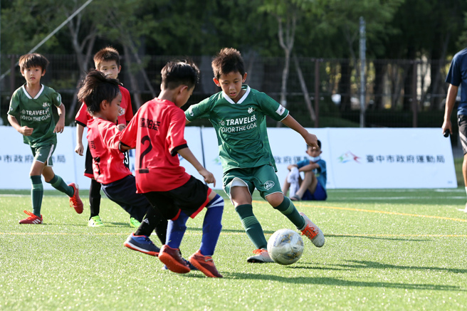 2022安聯小小世界盃U8組台中旅人詹亞諾（右）表現搶眼。（主辦單位提供）