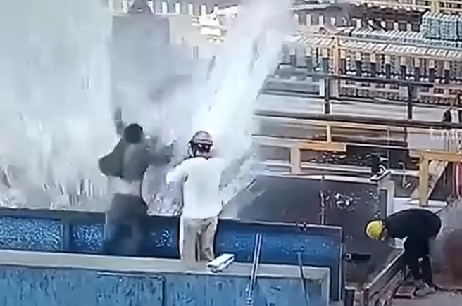 大陆某工厂液体槽内白色液体突喷发，1名工人上衣瞬间破光，头皮还往上掀。（翻摄自脸书爆废公社）