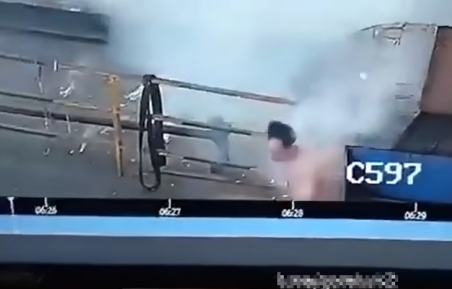 大陆某工厂液体槽内白色液体突喷发，1名工人上衣瞬间破光，头皮还往上掀。（翻摄自脸书爆废公社）