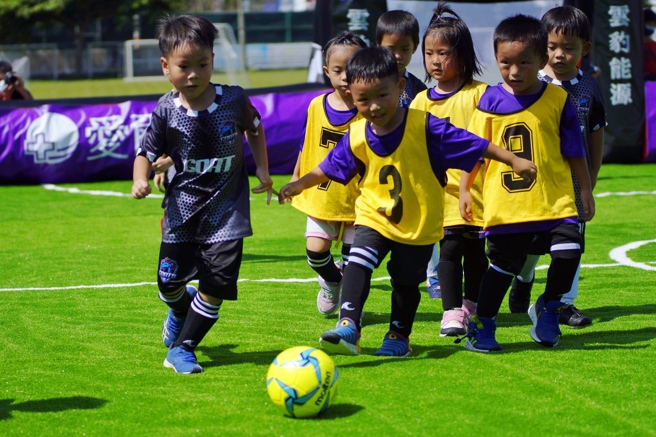 小小球員比賽認真不輸大人。（主辦單位提供）
