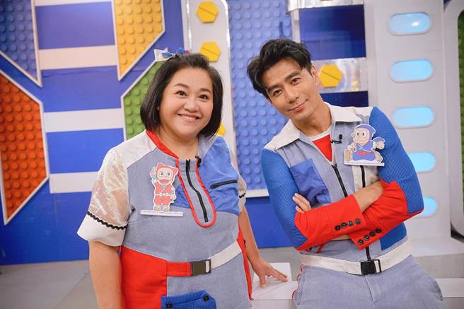 锺欣凌（左）、郭彦均主持《超级总动员》迈入第9年，2人感情很好、默契十足。（摘自超级总动员脸书）