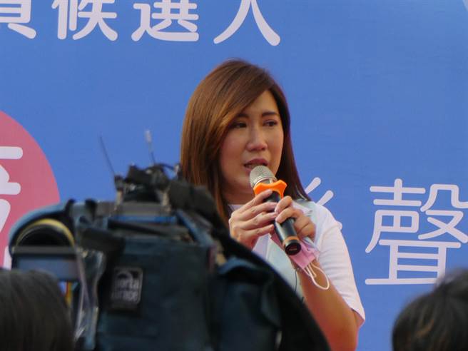 因不满蔡政府开放莱猪进口，2020年9月间曾当面骂时任卫福部长的陈时中是「混蛋」的国民党党代表曾真珠9月底辞世。国民党台北市议员参选人柳采葳昨在竞总成立大会上提到曾的提携，忍不住落泪哽咽，矢志完成曾遗愿争取胜选。（周志豪摄）