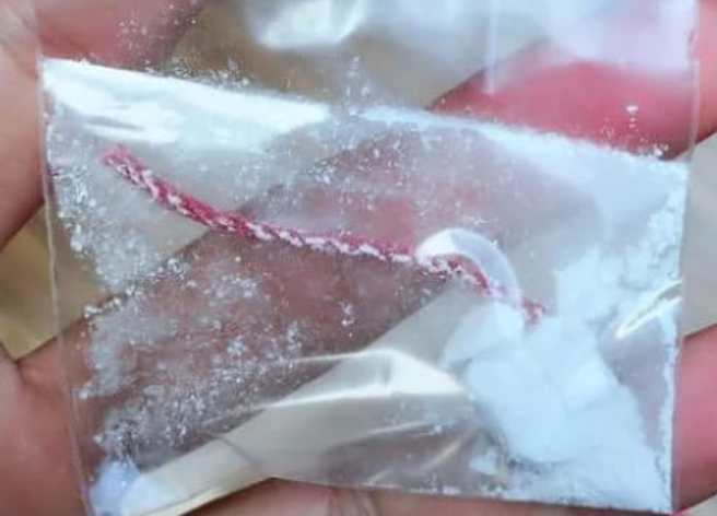 一名网友表示，拜拜带回来的「缘粉」，却被爸爸误以为是毒品。（图／翻摄脸书爆废公社二馆）