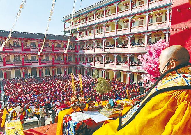 依尊慧吉祥大活佛于尼泊尔最大寺院主持大圣会。图／中华国际嘎檔巴佛教总会提供