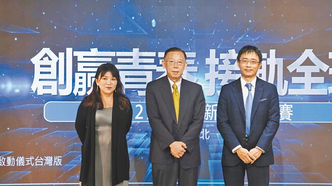 2022岚臺青年创新创业大赛正式启动，直播现场嘉宾合影：太阳星网络科技副总经理李雯菁（左起）、嘉惠集团总裁乔培伟、咏凌律师事务所所长林育竹。图／林佳怡