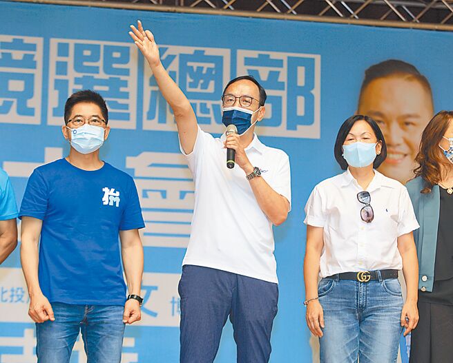 《鏡電視》案遭質疑是蘇揆與蔡總統涉及關說的國家級弊案，國民黨主席朱立倫（中）更喊話要成立特別調查委員會，有證據蘇就應該下台。圖為朱立倫為北市議員參選人陳重文站台。（張鎧乙攝）