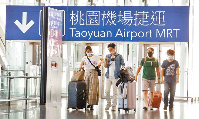 开放国门「0+7」即将上路，指挥中心却不裁撤，称疫苗等EUA将失效，专家表示，这个说法恐吓老百姓。图为桃园机场出境大厅旅客准备办理报到手续。（范扬光摄）