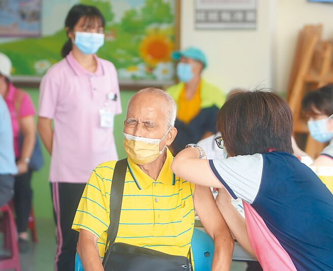 公費流感疫苗第一階段1日開打，一早桃園市楊梅區富豐里等六個里符合資格的居民至施打站接種疫苗。（資料照 陳怡誠攝）