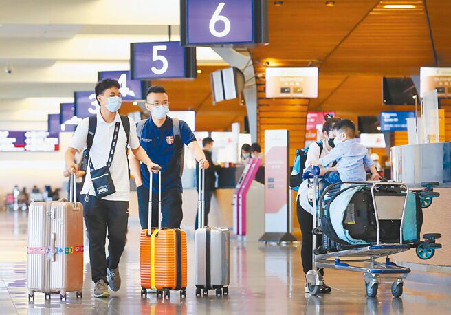 全球通膨导致机票票价大涨，住宿、餐饮、购物通通变贵，出国旅行成本水涨船高。图为桃机一航厦内，准备通关出境的旅客。（范扬光摄）