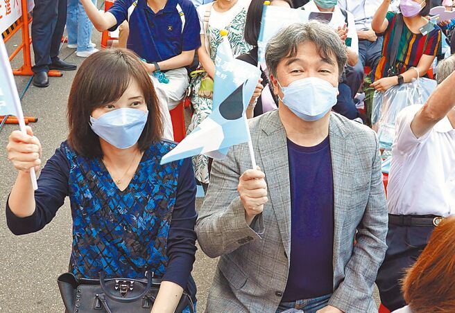 中央流行疫情指挥中心指挥官王必胜（右）1日携同夫人尤香玉（左）出席民进党台北市长参选人陈时中竞选总部成立大会。（姚志平摄）