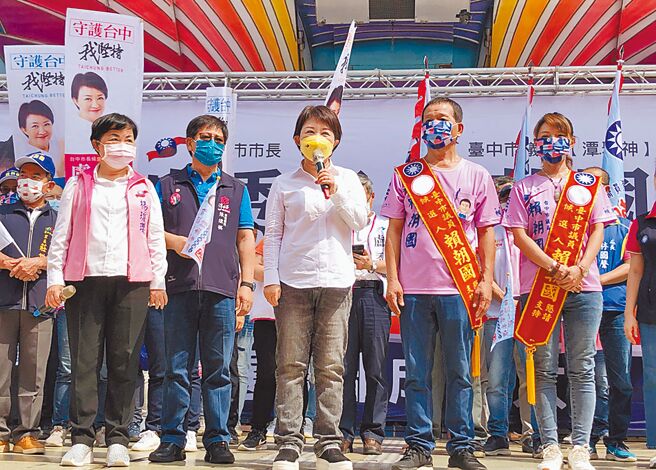 台中市长卢秀燕周末行程满檔，对于绿营助理假扮路人受访，批评她的言论；卢秀燕强调，年底选举希望是君子之争，给孩子们一个好的民主示范。（陈世宗摄）