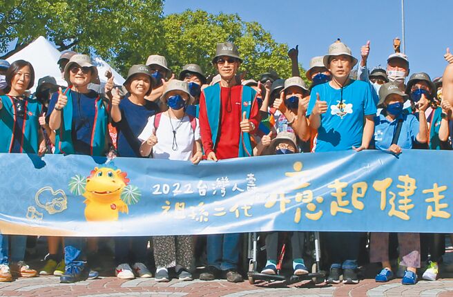 台湾人寿举办的2022年「祖孙三代忆起健走」台北场，台寿董事长郑泰克（前排红衣服者）亲自出席，健走活动开始前大家一起合影留念。（赵双杰摄）