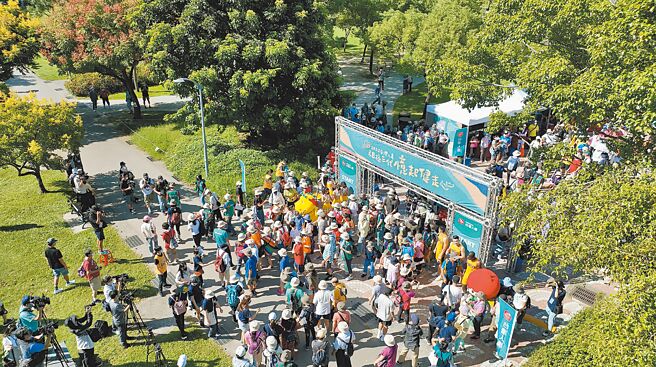 台寿2022「祖孙三代忆起健走」台北场，昨在大安森林公园登场，逾千名跨世代民眾携家带眷早起参与，相当热闹。（台寿提供）