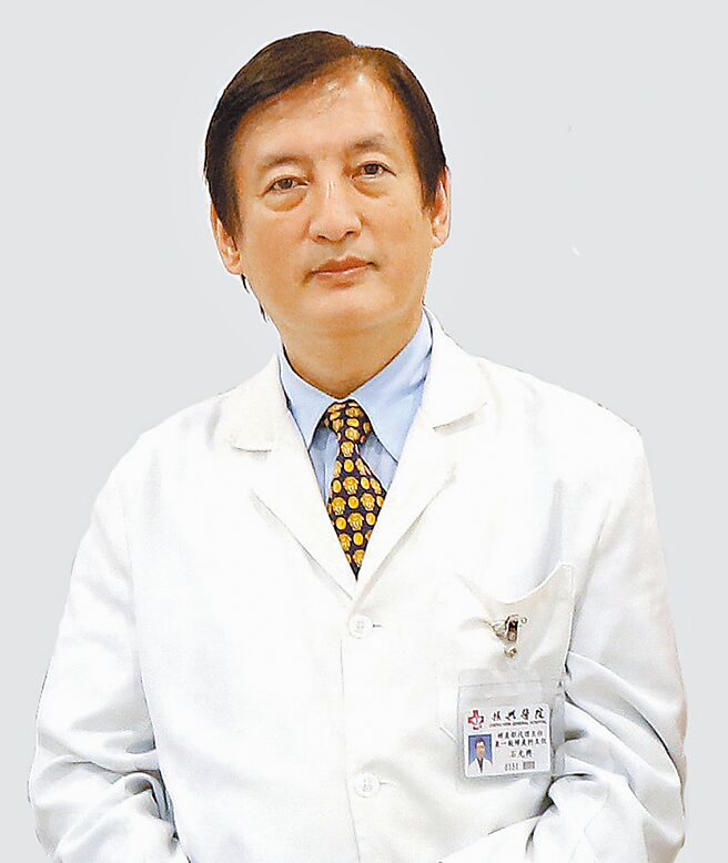 振兴医院妇产部主任石光兴执业超过30年，亲手接生的宝宝不计其数，常有人主动和他「认亲」。（振兴医院提供）