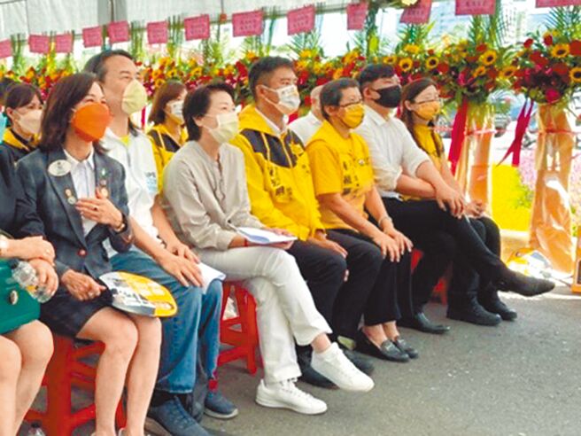 無黨籍台北市長參選人黃珊珊（左三）參選以來強打「超越藍綠」，她昨臨時取消市場拜票行程，改替時代力量南港內湖區議員參選人陳志明站台。（黃婉婷攝）