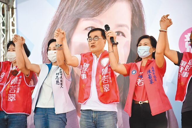 前高雄市副市長李四川1日首度回到高雄為藍營議員、市長參選人柯志恩輔選。（洪浩軒攝）