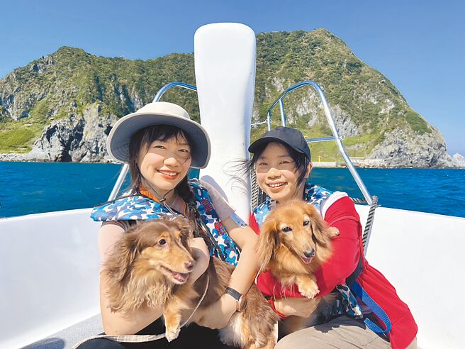 基隆市产发处举办的「狗狗森友会」活动，吸引眾多民眾参加，并带着爱犬一起登顶基隆屿。（基隆市政府提供／张志康基隆传真）