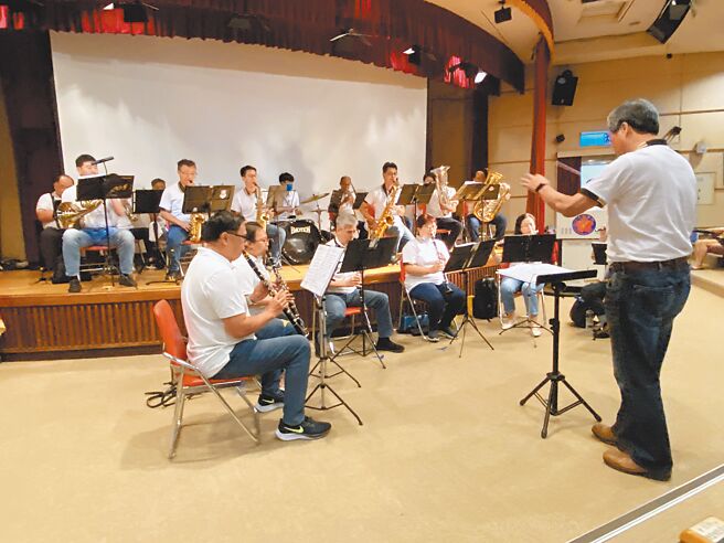 台湾脑中风病友协会在三军总医院举办「关怀脑中风病友嘉年华」，邀请贺兰海韵不老管乐团演出。（陈佑诚摄）