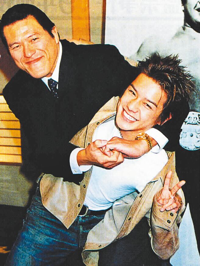 日本職業摔角傳奇人物、「燃燒的鬥魂」豬木（左），與男星瀧澤秀明相見歡的檔案照。豬木1日上午因心臟衰竭在家中去世，享壽79歲。（本報資料照片）