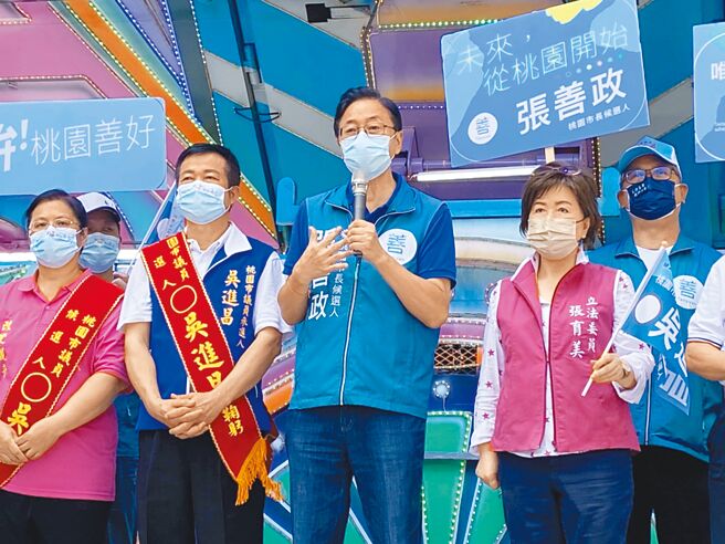 国民党桃园市长参选人张善政（中）1日出席市议员参选人吴进昌竞总成立大会，现场提出3项承诺。（蔡明亘摄）