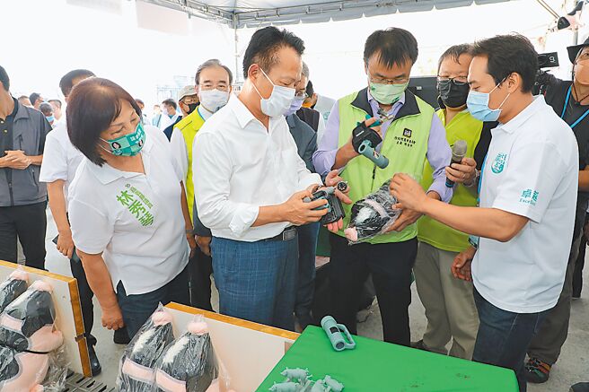 2022台湾国际农机资材展昨天开幕，嘉义县长翁章梁（前排左二）参观展区。（廖素慧摄）