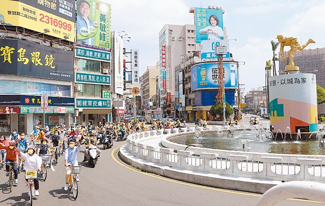 嘉义市长黄敏惠（前左）偕竞选团队骑经喷水圆环宣扬支持18岁公民权。（黄敏惠竞总提供／廖素慧嘉市传真）