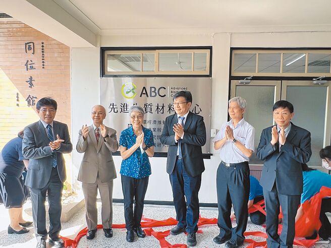 「先进生质材料中心」由工研院院长刘文雄（左起）、台糖董事长陈昭义、总统府国策顾问何美玥、经济部次长曾文生、台糖总经理王国禧、中研院农生中心副主任叶信宏等人共同揭牌。（洪荣志摄）