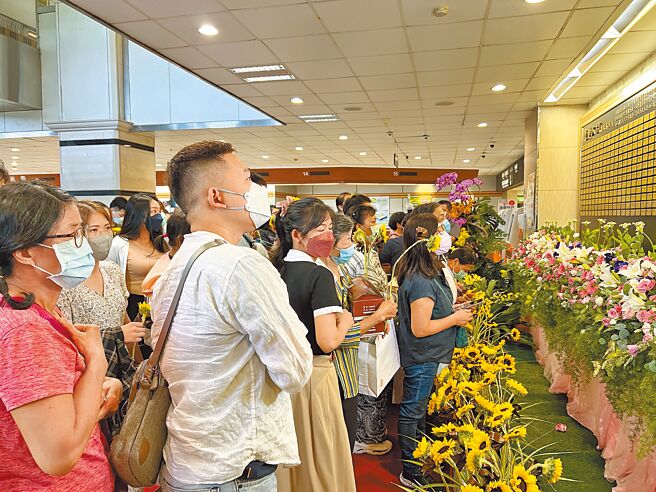 高雄長庚醫院1日下午恢復舉辦「器官捐贈感恩追思大會」，分享遺愛人間的感人案例，希望鼓勵社會大眾響應器捐。（高雄長庚醫院提供／袁庭堯高雄傳真）