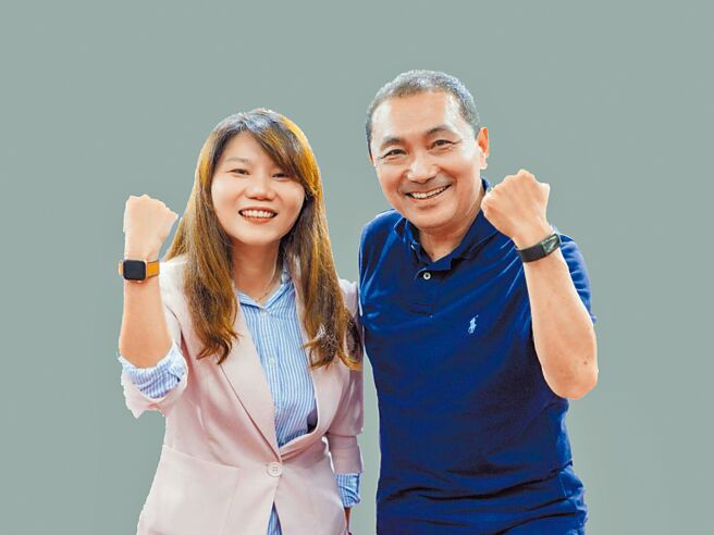 高市议员李雅静除了与高雄市长参选人柯志恩合挂看板外，更获得蓝营号称「最强母鸡」的新北市长侯友宜赏识，2人共同拍摄定装照，后续将推出相关文宣大力宣传。（李雅静提供／洪浩轩高雄传真）