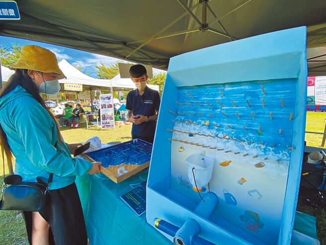 第4届安全城市嘉年华1日在台东蛋糕公园举行，以玩转防灾一起来为题，带领民眾认识各项防灾知识，灾害提前做准备。（蔡旻妤摄）