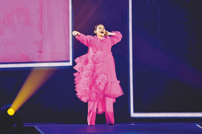 彭佳慧昨在台北小巨蛋开唱，与粉丝互动热络。（罗永铭摄）