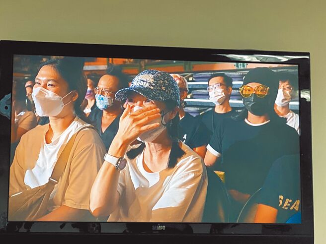 黄嘉千昨低调坐在台下支持彭佳慧，忍不住感性落泪。（许雅淳摄）