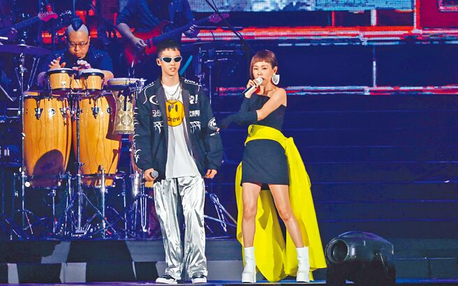 彭佳慧（右）昨邀14岁儿子担任嘉宾，母子默契对唱。（罗永铭摄）