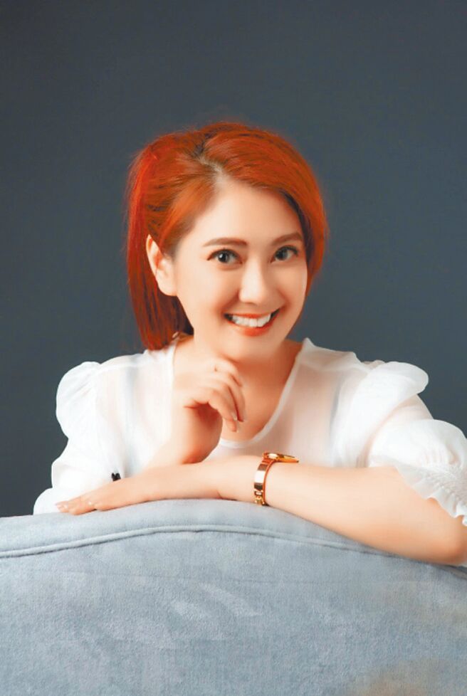 薛楷莉主持中天YT频道节目《健康超给莉》，分享健康资讯。（茱丽亚婚纱公司提供）