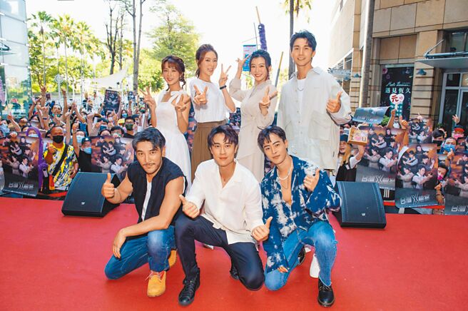 罗平（前排左起）、刘书宏、朱宇谋、王上菲（后排左起）、杨雅筑、林芷芸、张瀚元南下高雄与粉丝同欢。（中视提供）