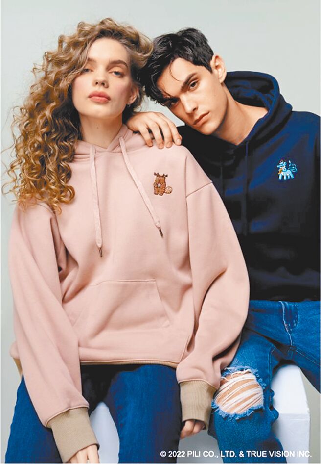 刺绣萌版麒麟神兽帽T可爱又耐穿，是入秋的穿搭好选择。（霹雳提供）