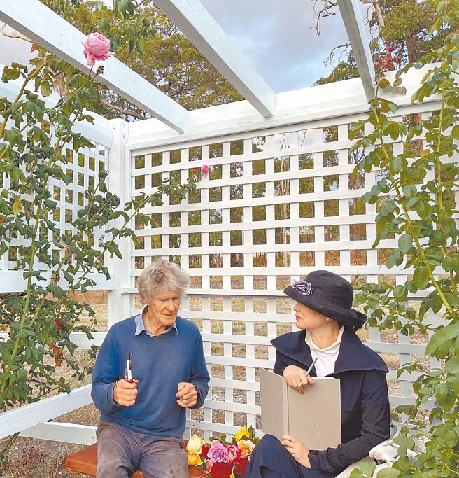 林青霞访问谦卑的玫瑰栽种者「老王子」。（林青霞提供）