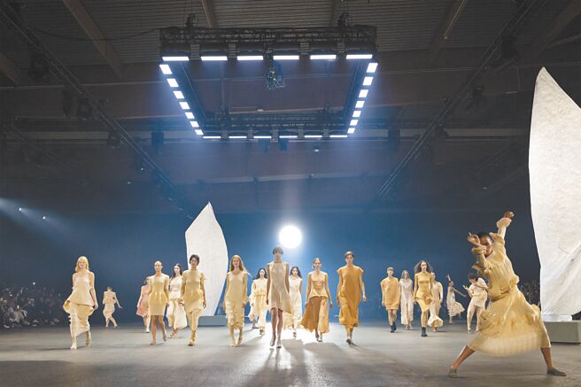 三宅一生结合舞蹈与时装，透过音符与舞者扩展了表达服装的框架。（君梵提供）
